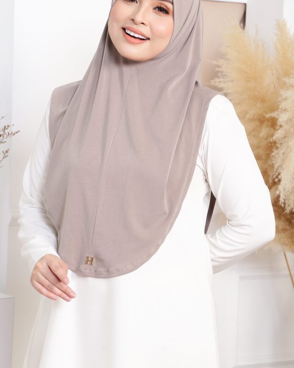 Janna Souk - Almond